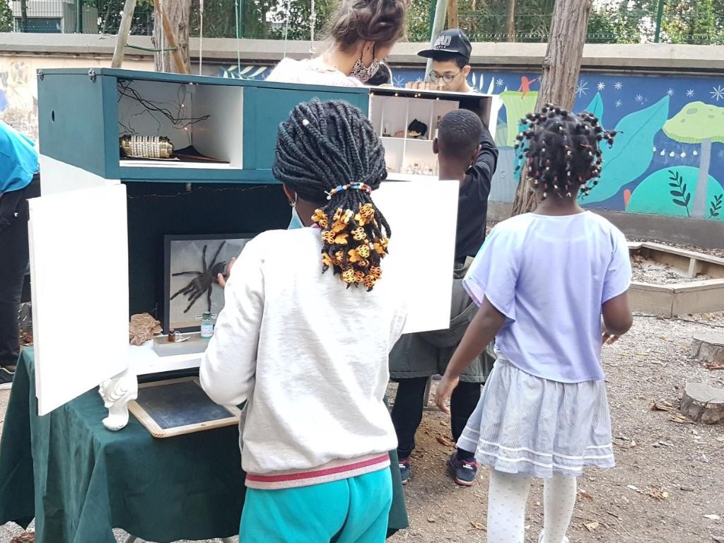 Illustration de la mission de conseil en communication menée auprès de l'association Les passeurs de curiosités pour leur projet Wonderlab en 2021.