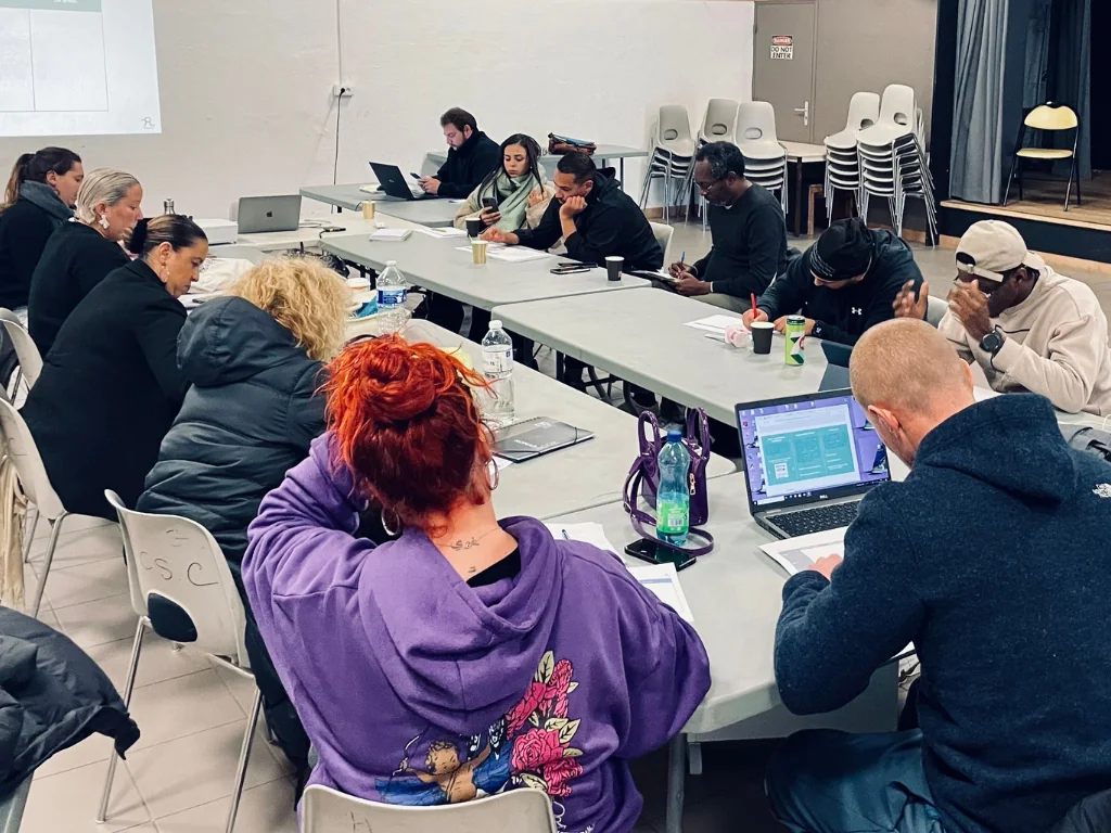 Photo de la formation Réseaux Sociaux animée par Rhizcom pour les promeneurs du net 93 en 2024